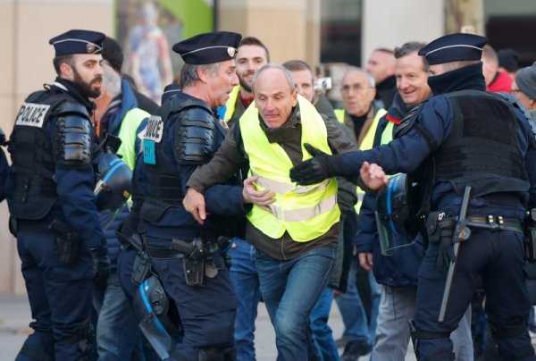 Протест по френски: Жертва и 47 ранени при бунта на "жълтите жилетки"