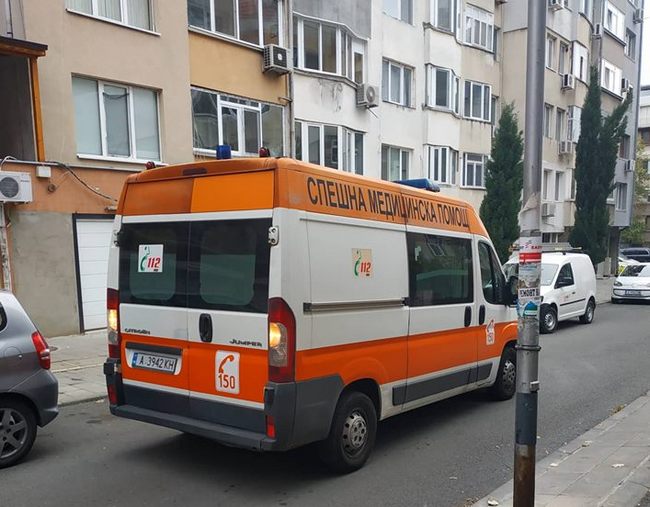 Пожарна, полиция и линейка вдигнати на крак заради запален дюшек в центъра на Бургас (СНИМКИ)