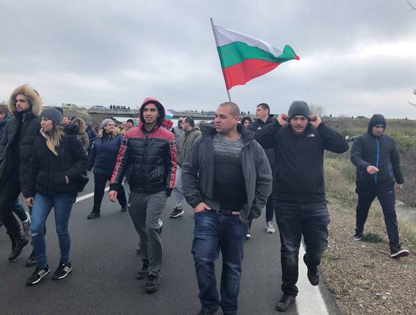 Протестиращи зарязаха автомобилите си, тръгнаха в пешеходно шествие към Ветрен, за да затворят и АМ "Тракия"