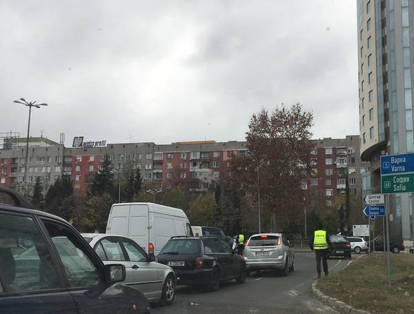 Извънредно! Бургас е скован, важни булеварди са блокирани, стотици висят в опашките