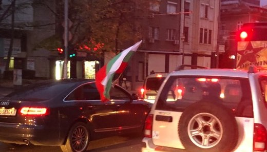 Протестното шествие вече е в центъра на града, Бургас четвърти час е парализиран