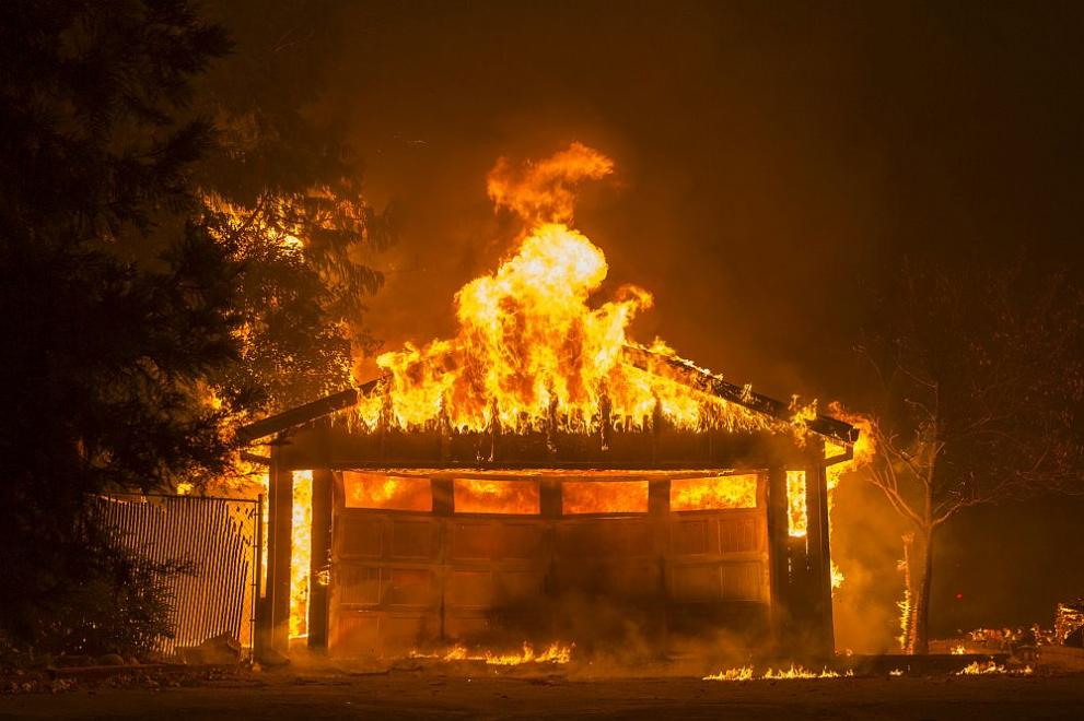 Огромен пожар върлува в с.Сигмен, Карнобатско, има загинал и пострадали