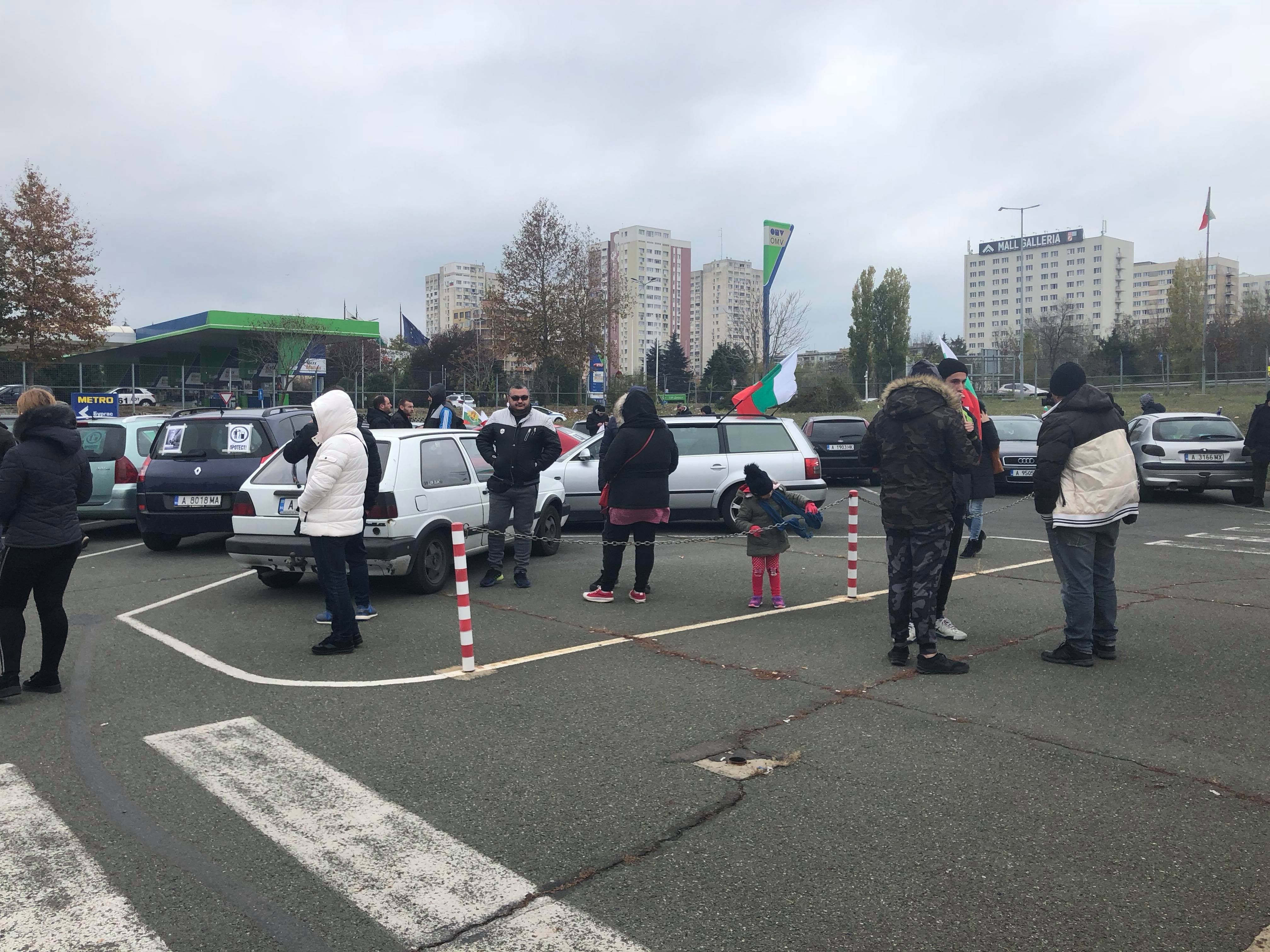 Пълен потрес! Баща заряза в кола момченцето си и все още протестира, полицията го издирва