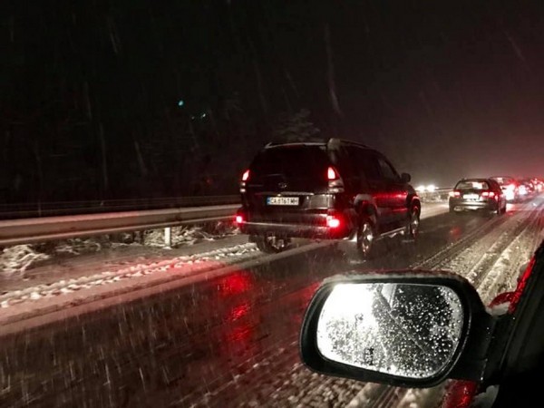 Сняг покри проходи и магистрали, шофьорите да внимават