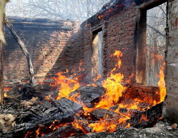 Двуетажна къща в Равнец изгоря като факла, 6 огнеборци се борят с пламъците