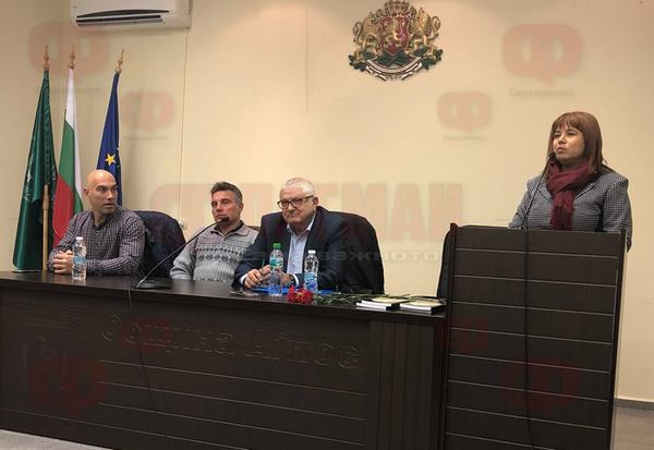 Вижте как Айтос посреща емисарите от БСП с "Визия за България"