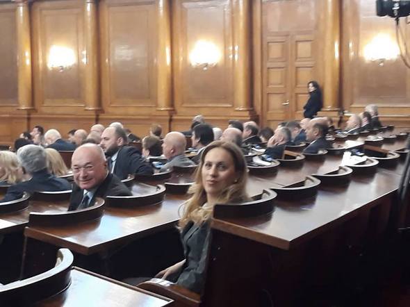 Марияна Николова пристигна в парламента! Следва гласуване на новия вицепремиер (СНИМКА)