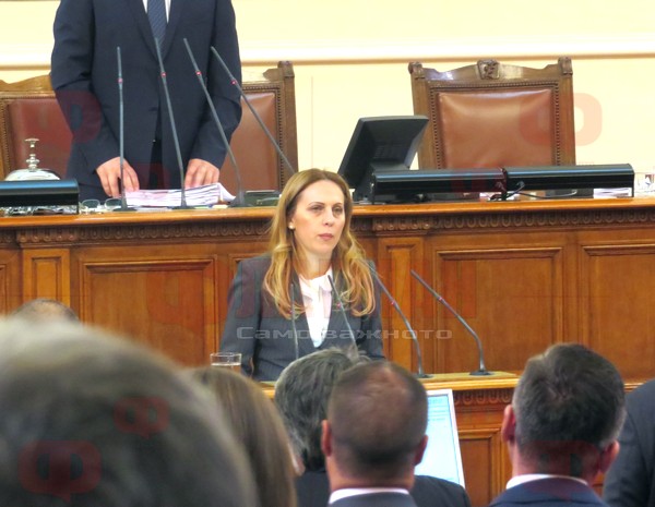 Избраха Марияна Николова за вицепремиер с гласовете на Марешки и при бойкот на "Атака"