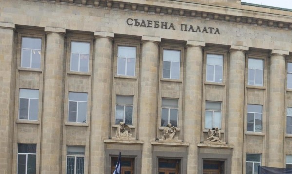 Учител по физическо на съд, блудствал с две ученички
