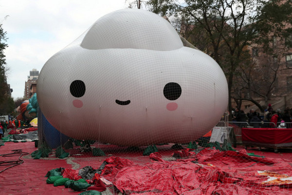 В навечерието на Деня на благодарността: Трескава подготовка за Парада на балоните