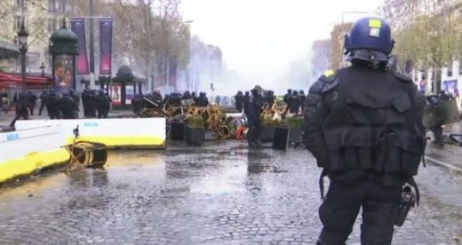 Протестите в Париж: Полиция използва сълзотворен газ и водни оръдия