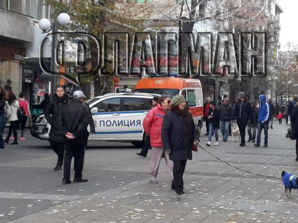 Извънредно! Полиция и линейка блокираха центъра на Бургас заради младо момиче (СНИМКИ)