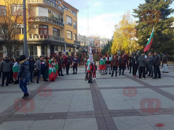 Стотина викат пред Община Бургас, настояват за „оставка, съд и затвор”