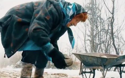 Баба сама ремонтира пътя към дома си, пълни колички с камъни и ги изсипва в дупките (ВИДЕО)