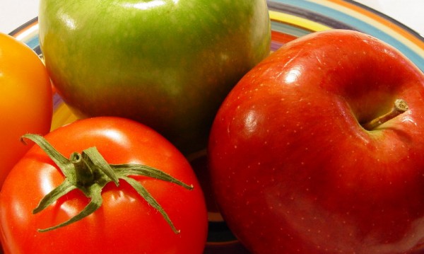 Пластмасови, лъскави и лепкави: Домати, ябълки… Какво е това?