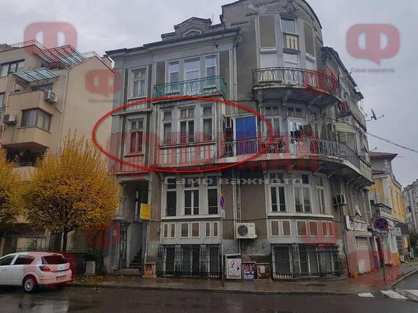 Спецполицаи от ОДМВР-Бургас атакуваха младо семейство в тази сграда срещу Славейковото училище