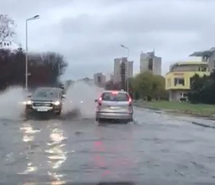 Бургас заклещен от вода след 12 часа непрестанен дъжд (ВИДЕО)