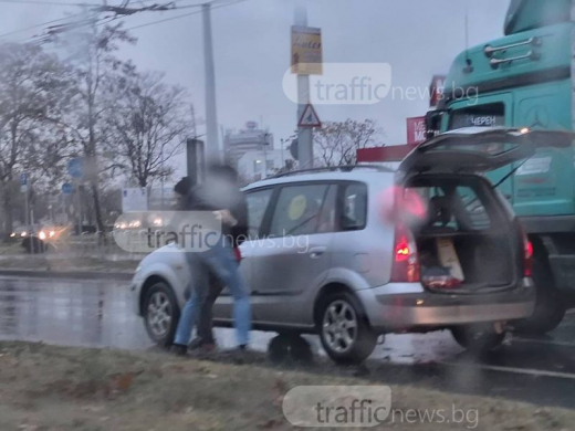 Екшън: Свиреп сутрешен бой между шофьори на оживено кръстовище!