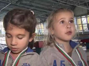 Деца с увреждания спечелиха медали по плуване (ВИДЕО)