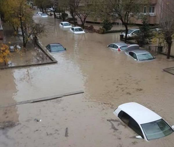 Не ходете на пазар в Одрин! Водна стихия помете турския регион, един е изчезнал (СНИМКИ/ВИДЕО)