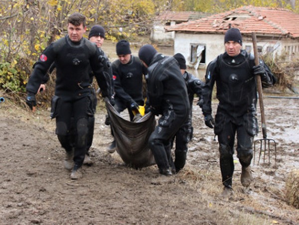 Потопът в Одрин взе първата си жертва (СНИМКИ/ВИДЕО 18+)