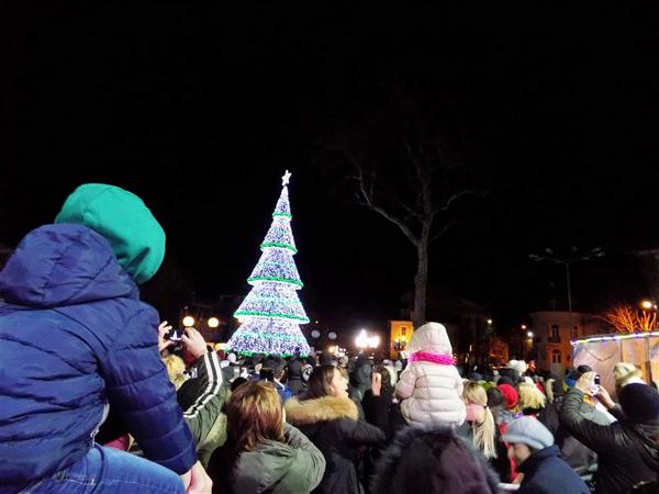 На 3 декември палят светлините на коледната елха в Поморие. Вижте цялата празнична програма