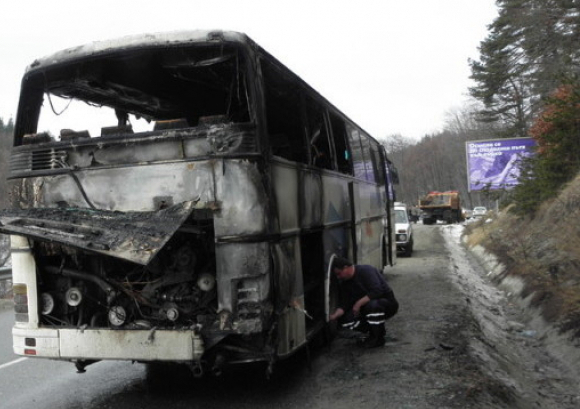 Автобус се самозапали на АМ Тракия, евакуират пътниците