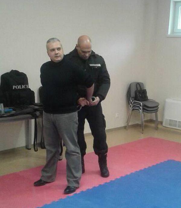 "Арестуваха" директора на ОУ"Ал. Г. Коджакафалията" в Бургас, стотици ученици видяха как му щракнаха белезниците (СНИМКИ)