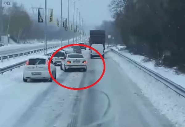 Простотия! Глупендер с БМВ дрифти в снега сред пъплеща колона от коли и си го отнесе заслужено! (ВИДЕО)