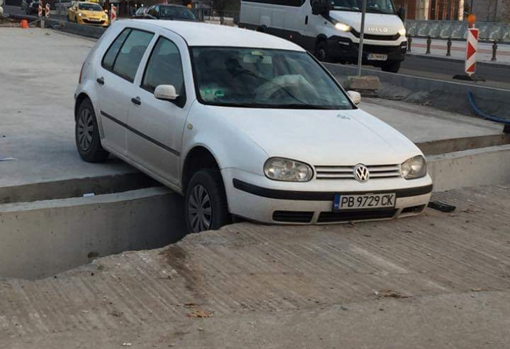 Кола влезе до половината в огромен трап на натоварен булевард (СНИМКА)