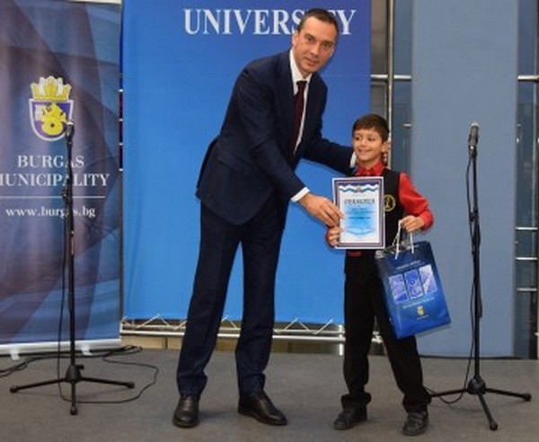 Кметът Димитър Николов награждава най-изявените бургаски ученици в БСУ