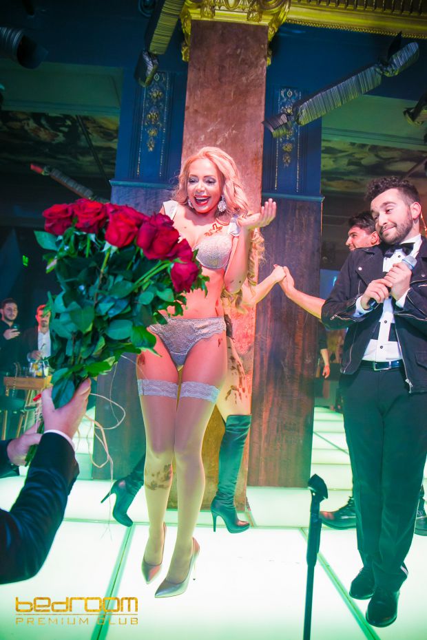 Христо Сираков засипва с рози новата Мис Плеймейт