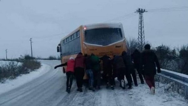 Опесъчават пътища, след като деца бутаха автобус в поледицата