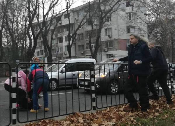 Извънредно! Пежо помете бургазлия на бул.Демокрация, пострадалият е с опасност за живота (ОБНОВЕНА)