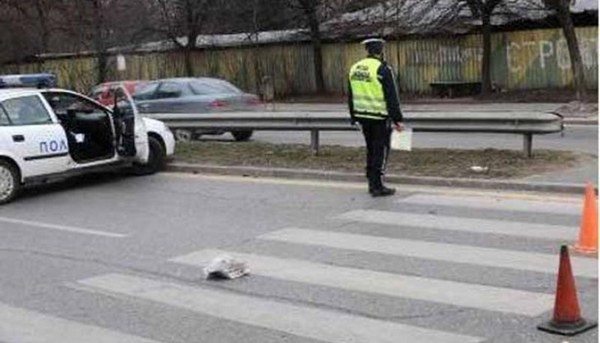 Пълен цирк! Автомобил помете пешеходка в бургаския жк „Меден рудник“, тя стана, изтупа се и си тръгна