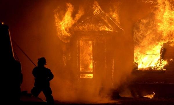 Пожар остави семейство с три деца без дом