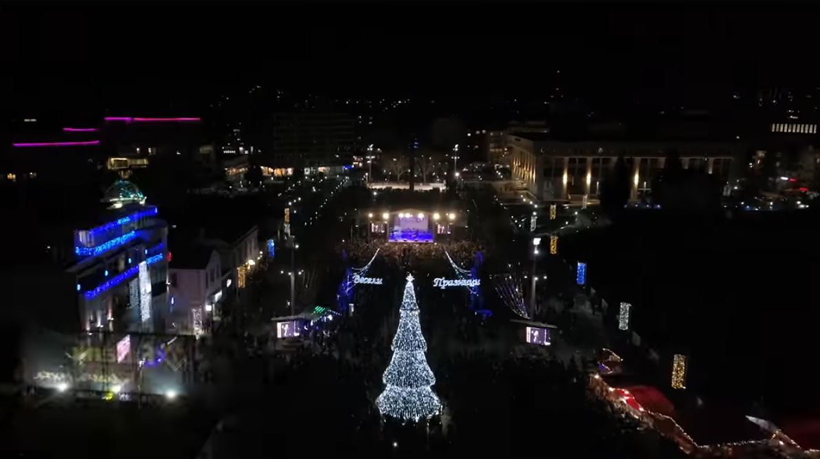 Коледната елха  на Бургас грейва на големия концерт за Никулден