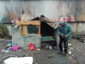 Разтуриха катуна до жп линиите в "Славейков", където жив изгоря 59-годишен мъж (СНИМКИ)