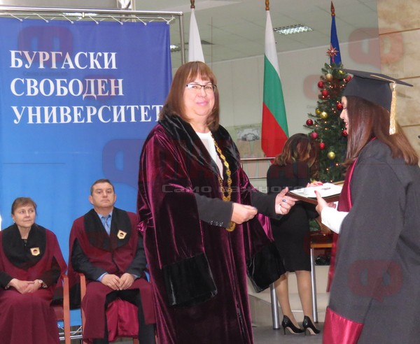 Ректорът на БСУ проф. Галя Христозова връчи дипломите на 300 абсолвенти и ги посъветва как да бъдат успешни