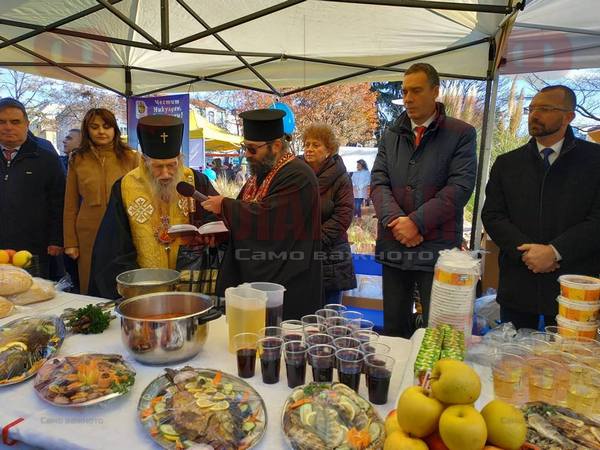 Стотици бургазлии са в центъра, вижте как градът посреща своя празник НА ЖИВО