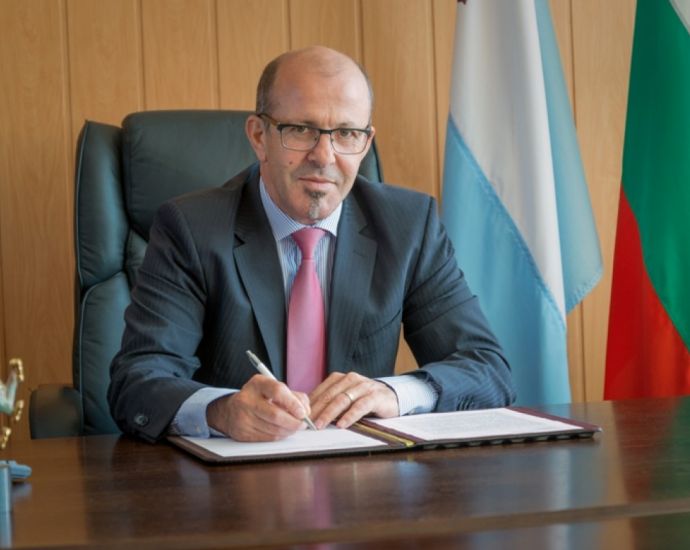 Вижте как кметът Димитър Германов поздрави жителите на Приморско за Никулден