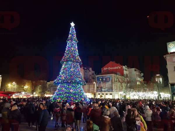 Хиляди приветстваха запалването на елхата в Бургас, мощна заря за празника на града