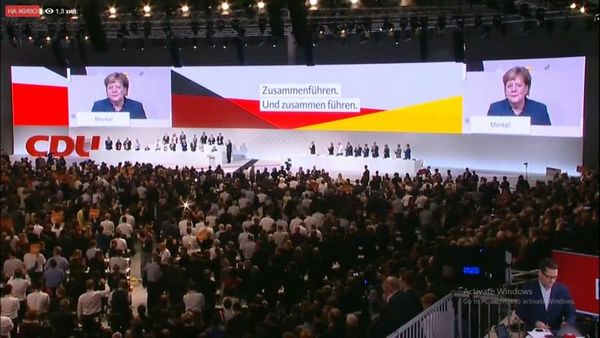 Благодарим, шефке: Християндемократите изпратиха Меркел на крака с аплодисменти