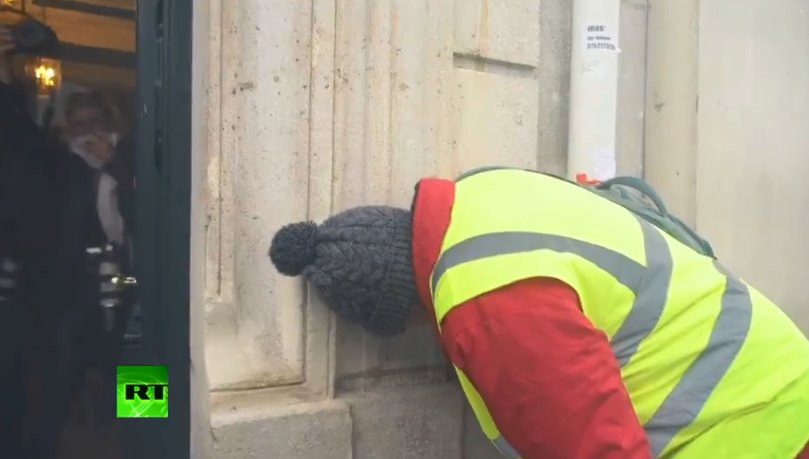 НА ЖИВО! Гледайте протеста на "жълтите жилетки" в Париж (ВИДЕО)