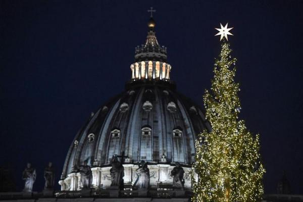 Коледно настроение във Ватикана: 23-метрова елха грейна на площад "Свети Петър"