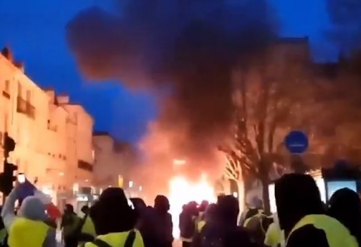 Кръв и погроми във Франция: Взрив откъсна ръката на протестиращ, опустошиха магазин на Apple