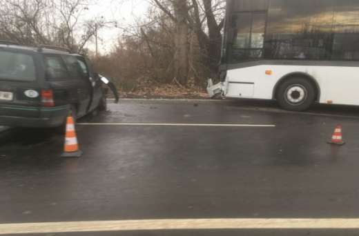 Нов ад на пътя! Автобус и кола в челен сблъсък