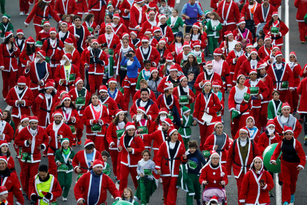 Благотворително: Хиляди, облечени като Дядо Коледа, се състезаваха в Мадрид