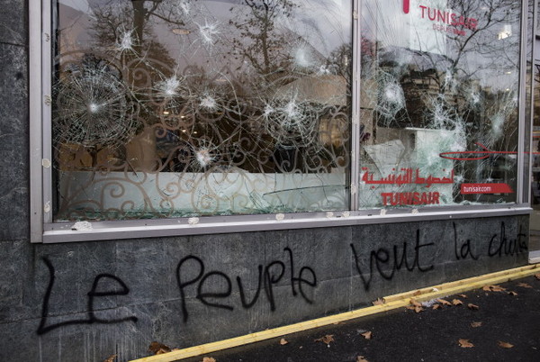 Погромът в Париж: Как се справят собствениците на разграбените магазини?