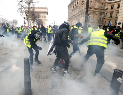 Цяла Франция очаква изявлението на Макрон днес. Ще подаде ли оставка след бунта на жълтите жилетки?